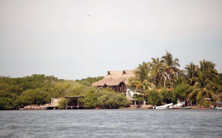 arquitectura vernácula sostenible con materiales locales en Oaxaca, diseño adaptado al clima y entorno natural
