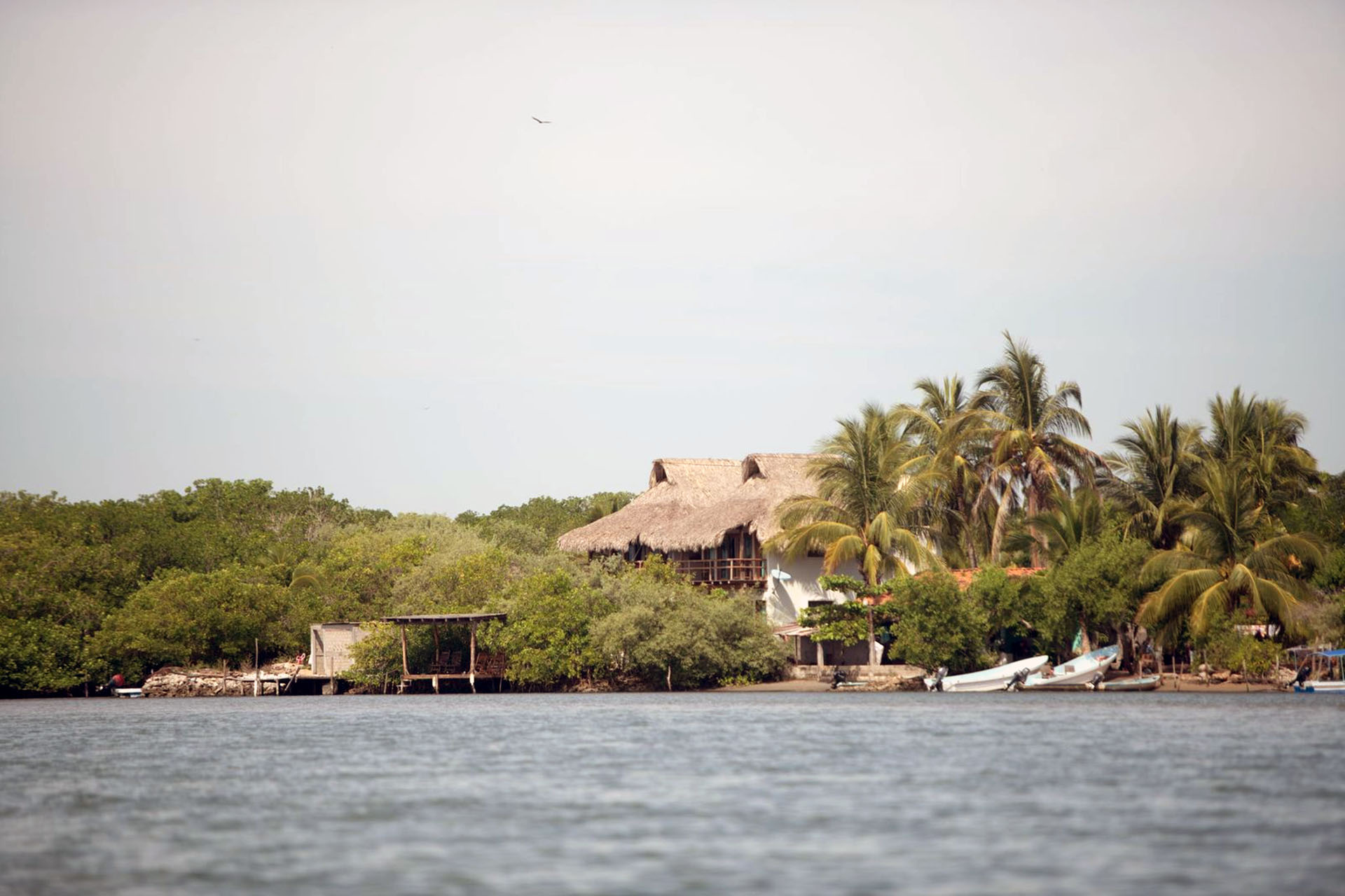 arquitectura vernácula sostenible con materiales locales en Oaxaca, diseño adaptado al clima y entorno natural